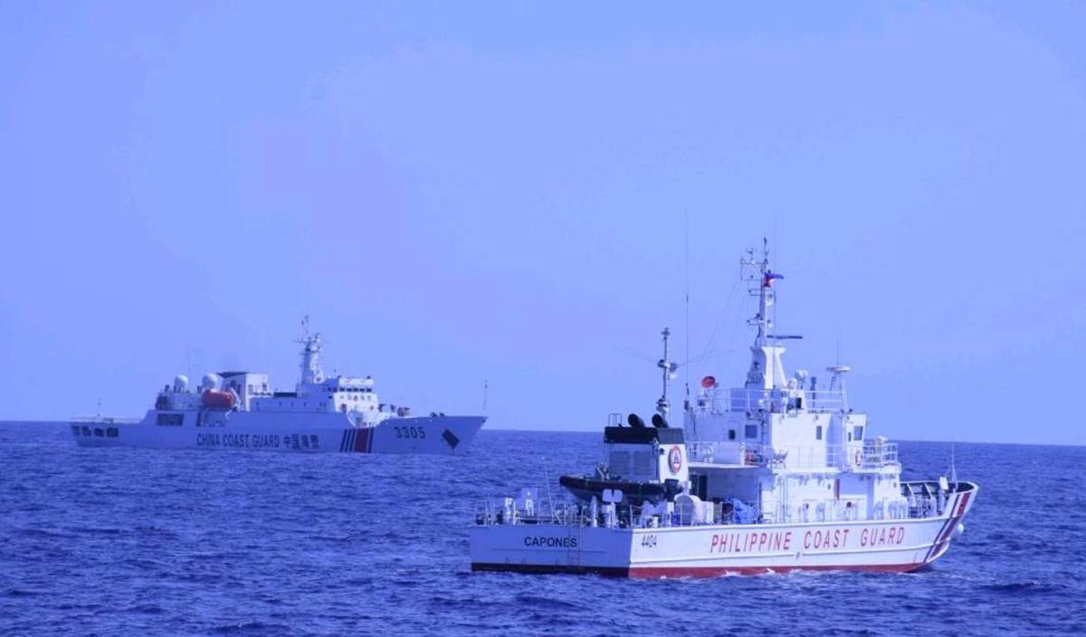KAPAL Pengawal Pantai China bernombor 3305 melakukan gerakan jarak dekat di kawasan kira-kira 19.2 meter ke arah kapal Filipina BRP Malabrigo di Bajo de Masinloc. FOTO PCG
