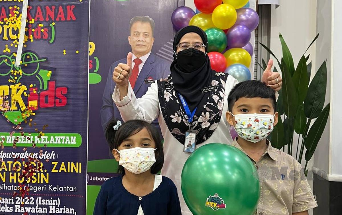 Pengarah HRPZ II bersama dua cucunya yang menerima suntikan vaksin menerusi PICKids. FOTO Nor Fazlina Abdul Rahim