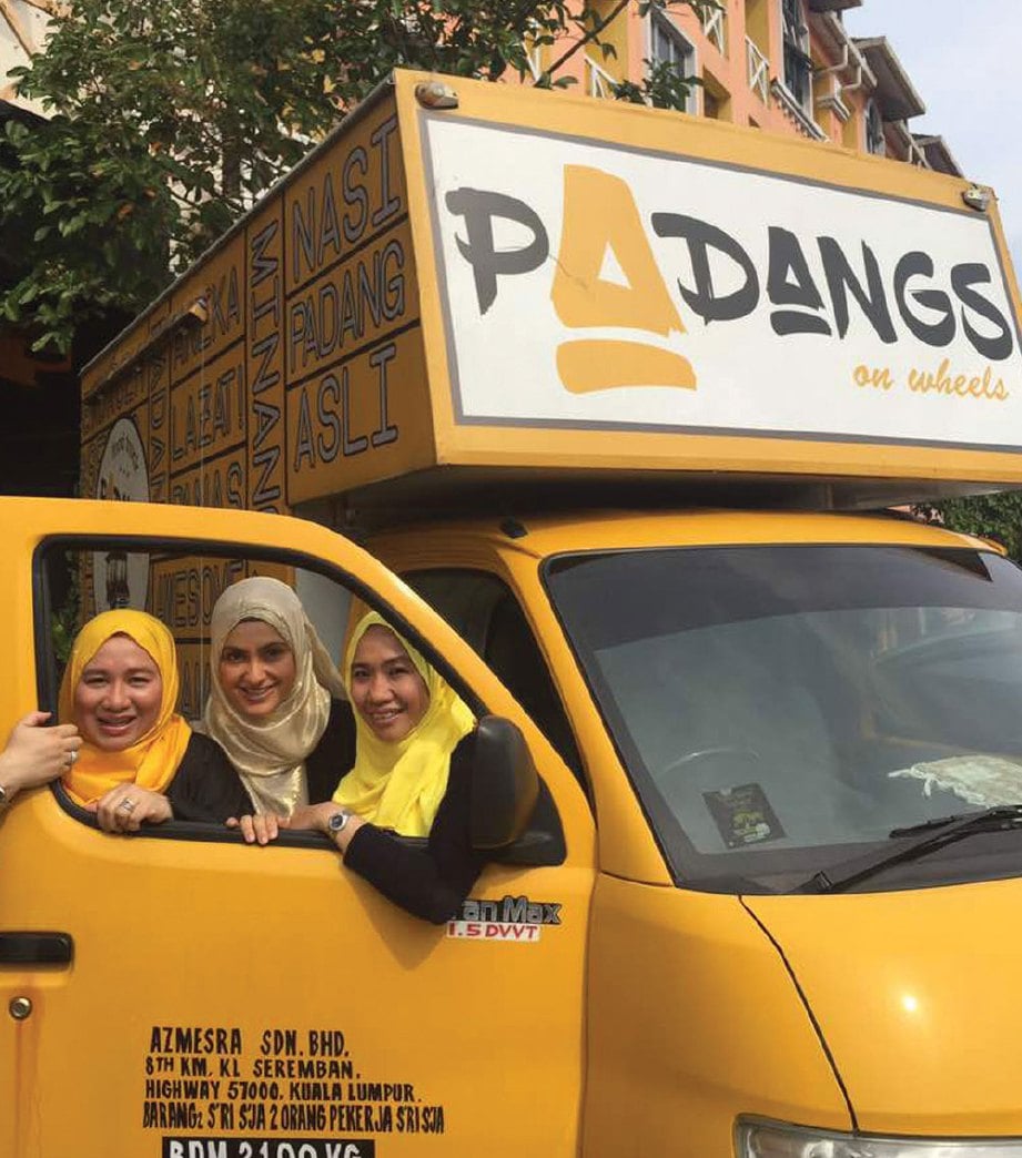 (DARI kiri) Abjda, Farrah Adeeba dan Sukinah sediakan perkhidmatan trak makanan.