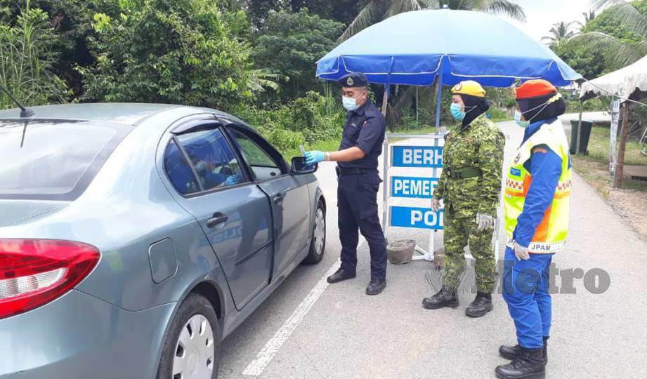 POLIS serta anggota APM dan RELA sedang menjalankan tugas memeriksa kenderaan keluar masuk di kawasan TEMCO di Padang Sanai, Padang Terap. FOTO Noorazura Abdul Rahman
