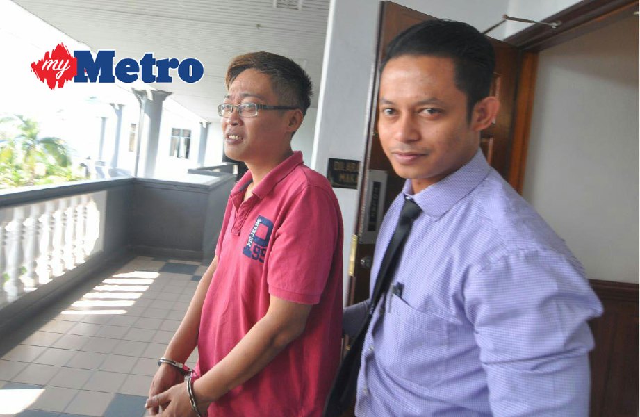 Wee Kwang (kiri) dipenjara sehari dan didenda RM10,000 kerana merasuah polis. FOTO Hatim Ab Manan