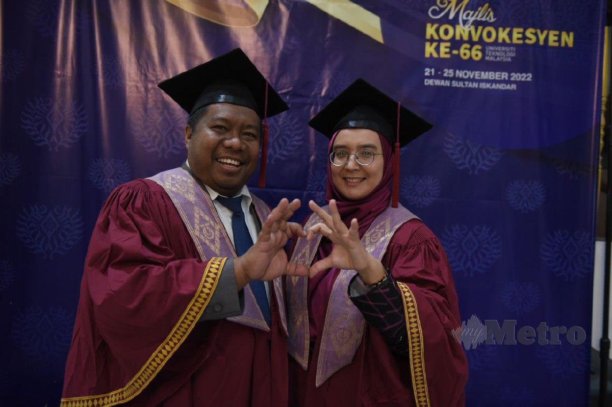 Norhayati (kanan) bersama suami, Mohd Fauzi menjadi antara graduan diraikan di Majlis Konvokesyen UTMSPACE 2022 sempena Konvokesyen Ke-66 Universiti Teknologi Malaysia (UTM) di Dewan Sultan Iskandar di sini. FOTO  IHSAN UTMSPACE