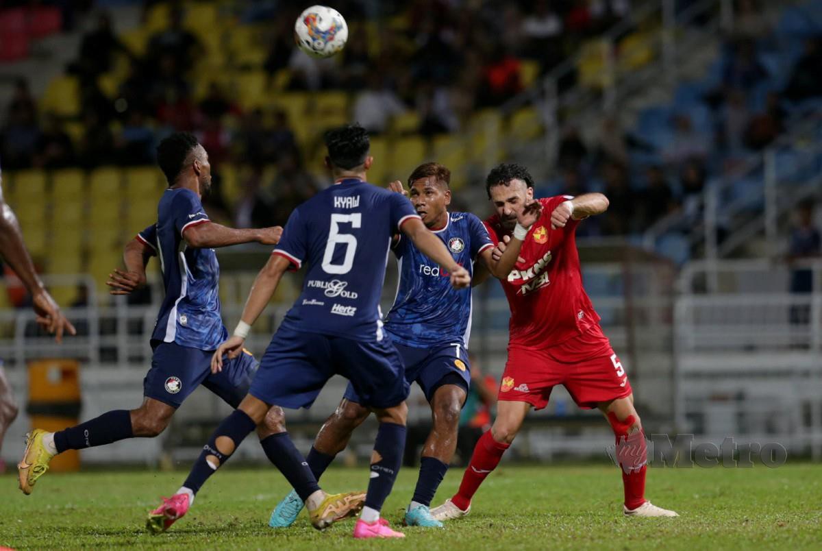 PEMAIN Selangor FC, Yazan Mousa Mahmoud Abu Al-Arab (kanan), dikawal pemain PDRM FC, ketika perlawanan Liga Super 2023, semalam. FOTO MOHAMAD SHAHRIL BADRI SAALI