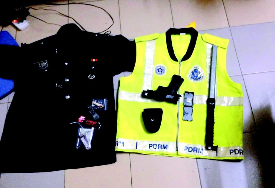  POLIS rampas baju dan vest polis  daripada suspek  menyamar polis di USJ12, Subang Jaya.