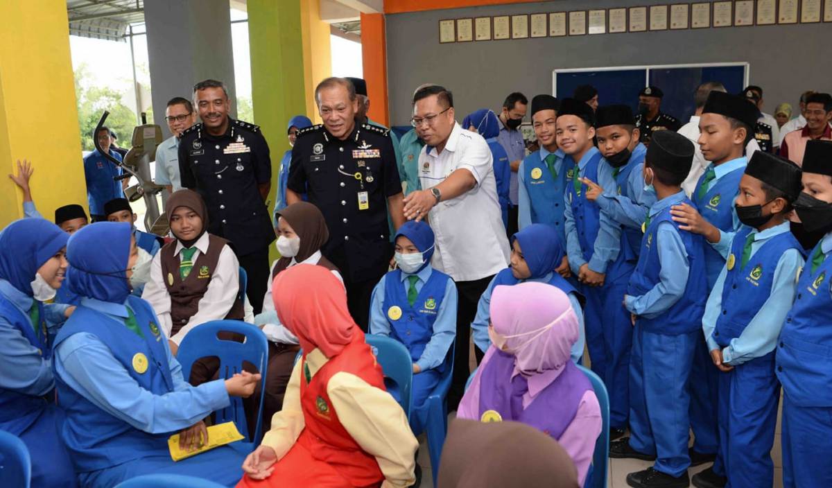 WAN Hassan (dua, kiri) beramah mesra dengan pelajar pada Program SekolahKu Sejahtera serta Pelancaran Portal Aduan Buli di Dewan Sekolah Kebangsaan Dato' Wan Kemara, Changlun. FOTO BERNAMA