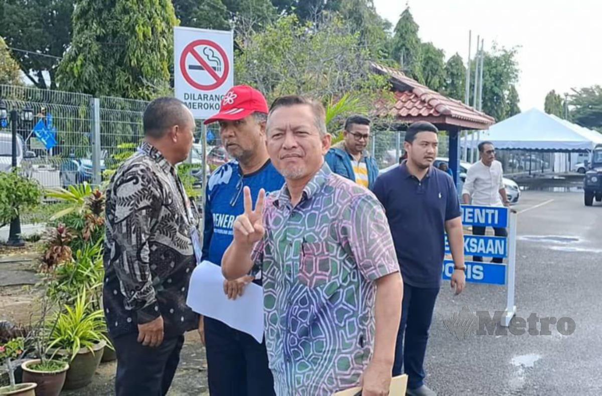 Razali Idris tiba di Ibu Pejabat Polis Daerah Kemaman untuk memberi keterangan. - FOTO Rosli Ilham