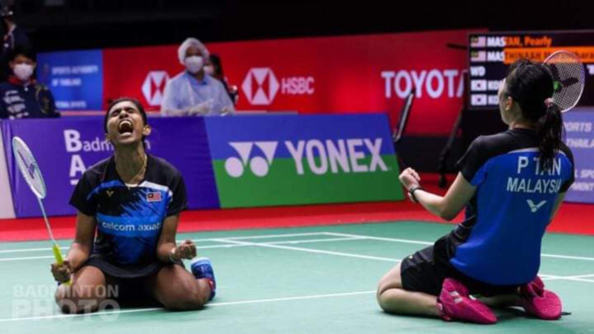 THINAAH (kiri) dan Pearly meraikan kemenangan mereka. FOTO FB Persatuan Badminton Malaysia (BAM)