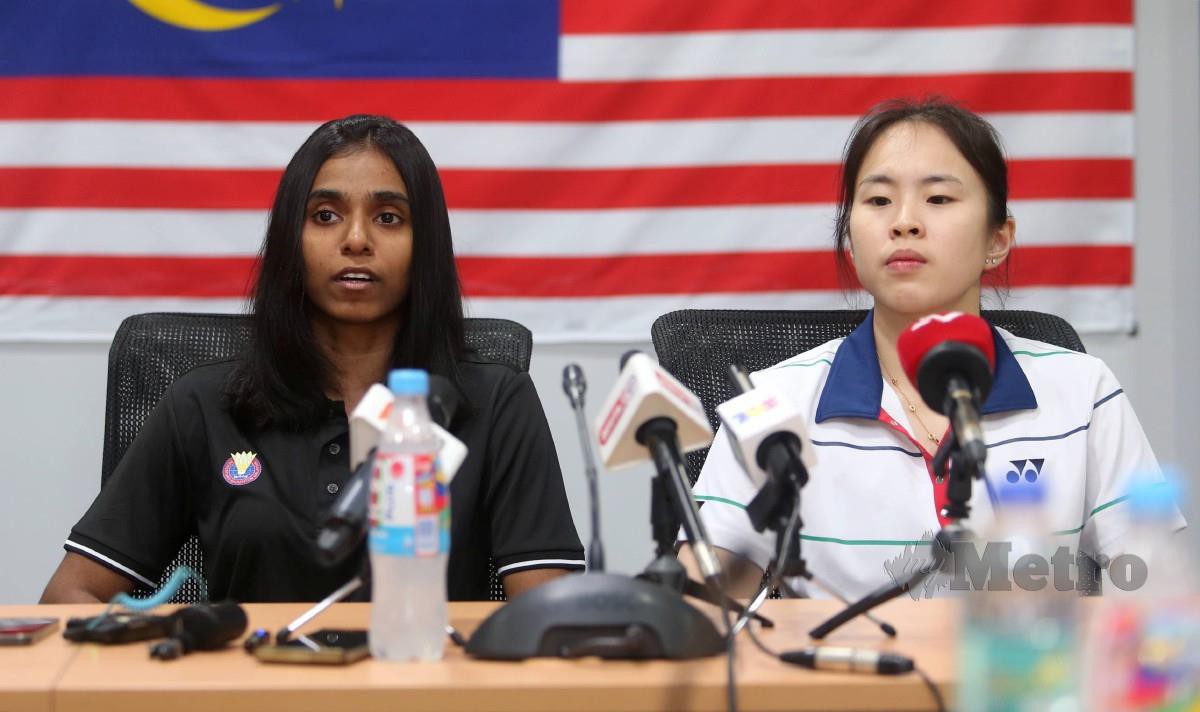 PASANG beregu wanita negara, Pearly Tan (kanan) dan M Thinaah, ketika sidang media pasukan badminton negara menjelang Sukan Olimpik Paris 2024 di Akedemi Badminton Malaysia, Bukit Kiara. FOTO MOHAMAD SHAHRIL BADRI SAALI
