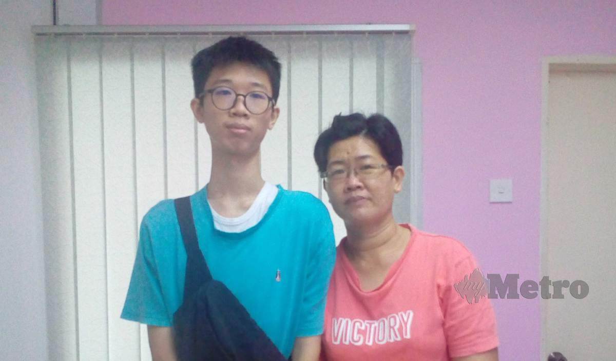 YOONG Wei Ming (kiri) mengalami skoliosis atau kelengkungan pada tulang belakang berbentuk S dan memerlukan sumbangan orang ramai bagi pemasangan tiga dimensi (3D) peranti tulang belakang atau Thoracic Lumbar Sacral Orthosis. FOTO Ihsan Corp Comm NSTP