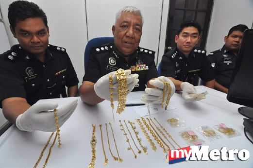 Ketua Polis Daerah Melaka Tengah, Asisten Komisioner Shaikh Abdul Adzis Shaikh Abdullah (dua dari kiri) menunjukkan emas tiruan yang dirampas. - Foto MUHAMMAD HATIM AB MANAN