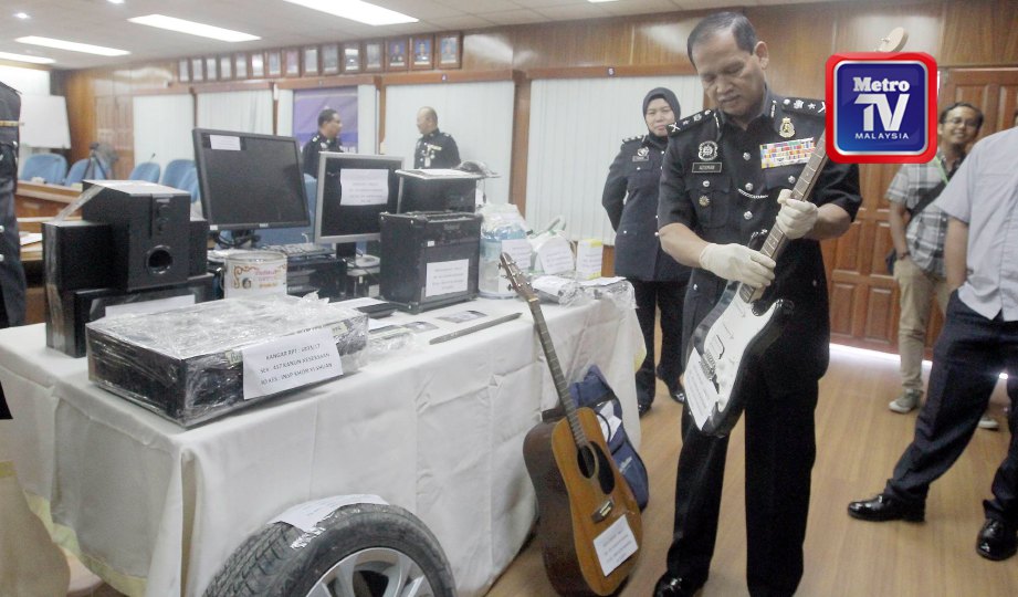 AZISMAN (kanan) melihat barang yang dirampas dalam Ops Pintu  di Ibu Pejabat Polis Kontinjen Perlis. FOTO Azhar Ramli