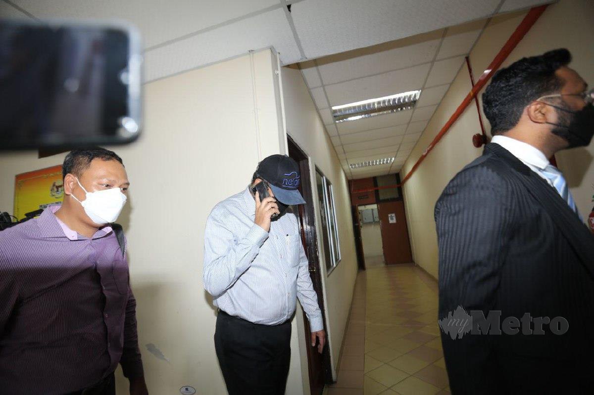 L Ragu dihadapkan ke Mahkamah Sesyen atas enam pertuduhan pecah amanah berjumlah RM5.2 juta. FOTO L Manimaran