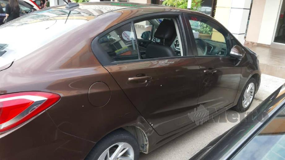 CERMIN kenderaan mangsa yang dipecahkan sebelum melarikan wang tunai RM108,000.