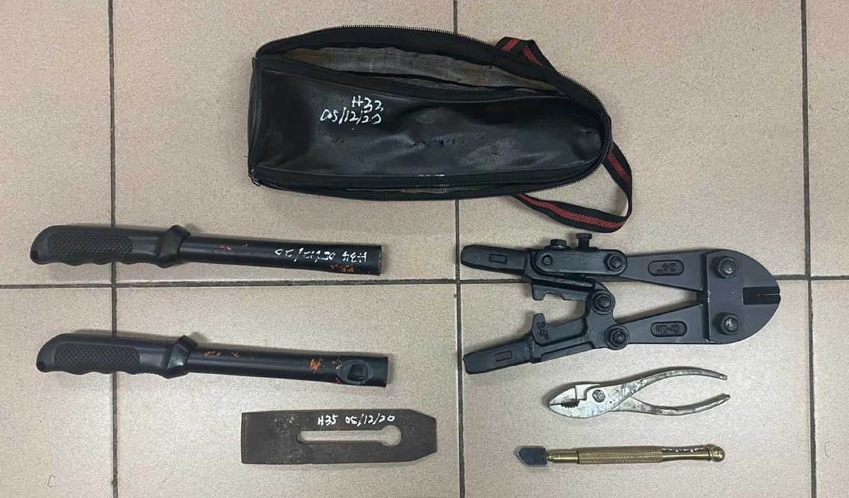 POLIS merampas pelbagai peralatan yang dipercayai digunakan seorang lelaki melakukan kegiatan pecah kedai di Bukit Mertajam. FOTO Ihsan PDRM