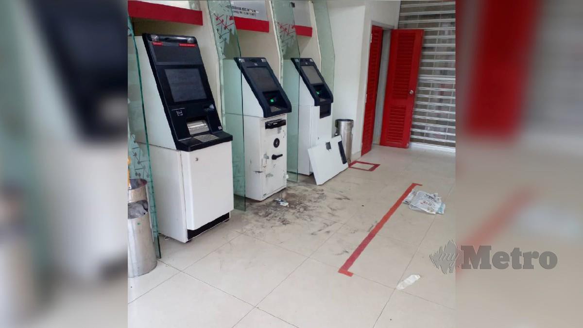 SEBUAH mesin ATM dirosakkan penjenayah di sebuah bank di Tanah Merah. FOTO ihsan pembaca
