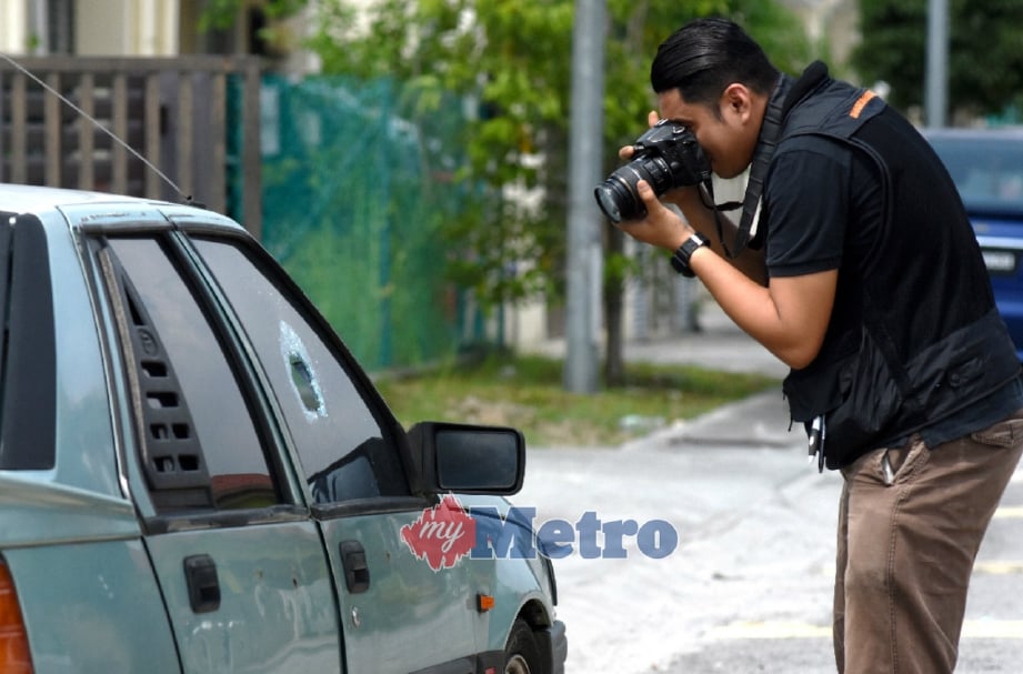 ANGGOTA polis mengumpul bukti dalam kes pecah 10 kereta di Taman Sri Murni, Seksyen 30, Shah Alam, hari ini. FOTO Mohd Asri Saifuddin Mamat