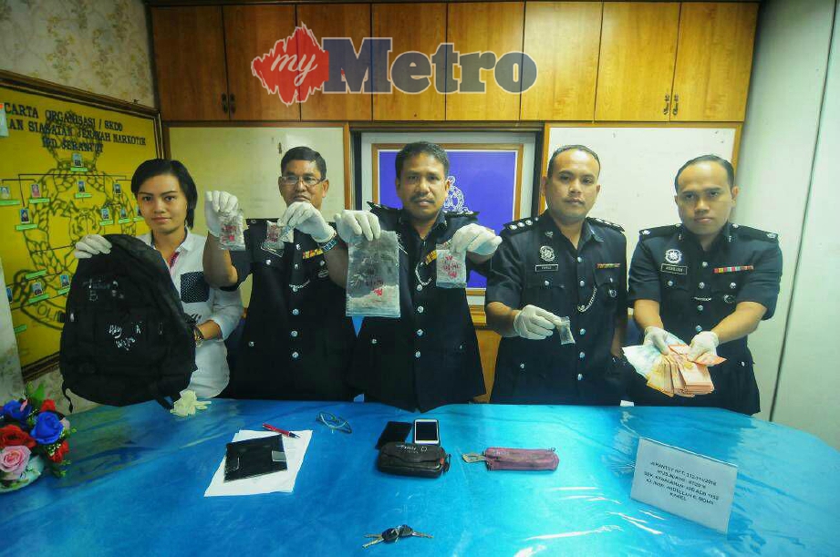 Mazlan (tiga dari kiri) menunjukkan syabu dan heroin yang berjaya dirampas di Ibu Pejabat Polis Jerantut. FOTO/ Nazirul Roselan