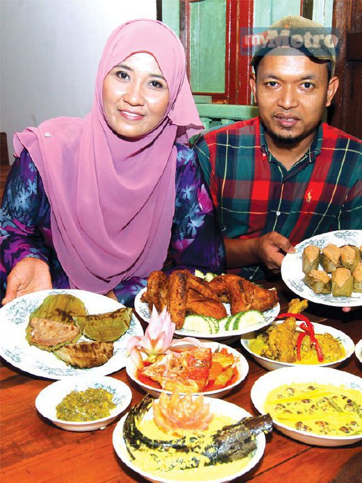 RUHANIZA dan suaminya bersama hidangan pelbagai menu tradisional Negeri Sembilan yang menyelerakan.