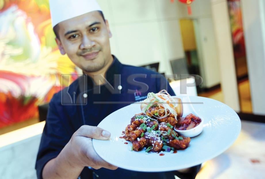 MAHIZAD bersama menu dakgangjeong yang disediakannya. FOTO Mohd Khairul Helmy Mohd Din