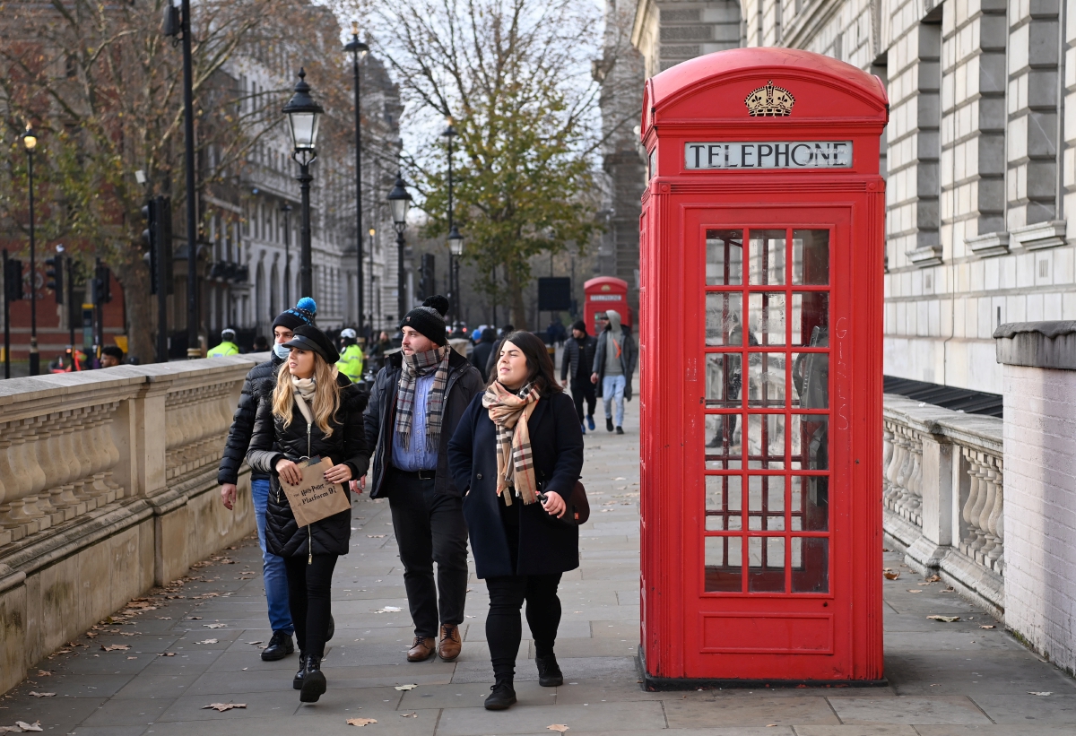ORANG ramai berjalan di Westminster, London. UK akan menguatkuasakan semula pemakaian pelitup muka di kedai dan pengangkutan awam susulan penularan varian Omicron. FOTO EPA 