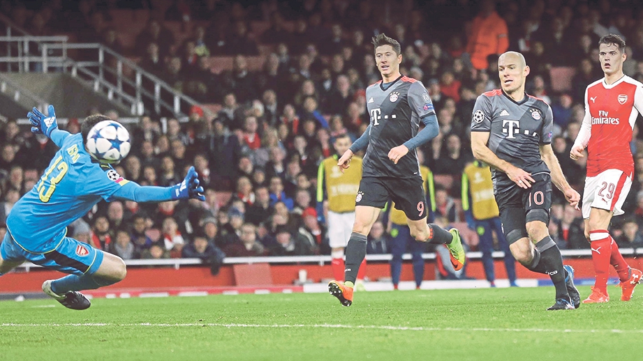 ROBBEN menewaskan penjaga gol Arsenal David Ospina.