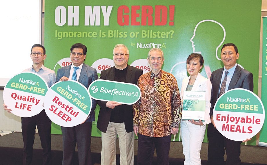 TUN Abdullah Ahmad Badawi (tiga dari kanan) bersama Dr Vagif (tiga dari kiri) ditemani bekas pesakit GERD (kiri sekali), Dr Raja Affendi dan Swanee Teh pada forum kesihatan ‘Oh My Gerd!.