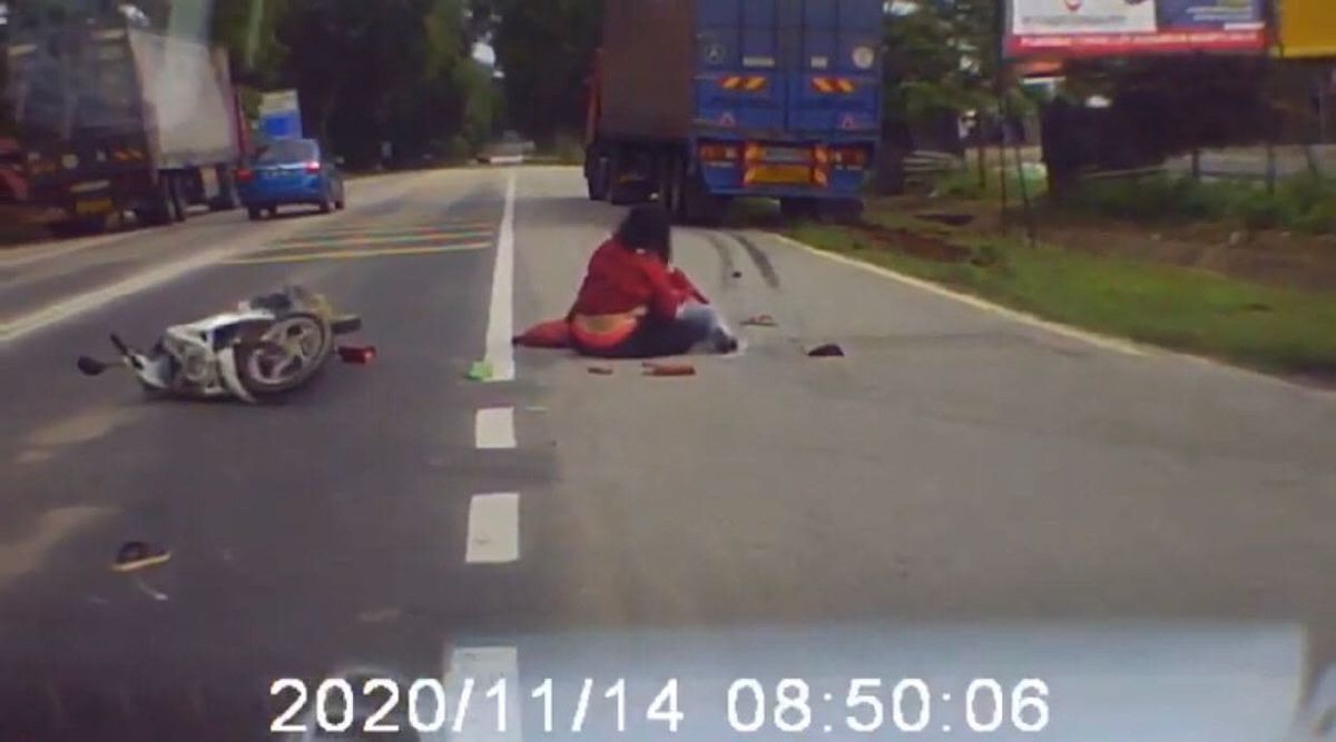 KEADAAN penunggang dan pembonceng motosikal yang jatuh selepas dilanggar lori yang dipandu secara berbahaya. FOTO ihsan pembaca