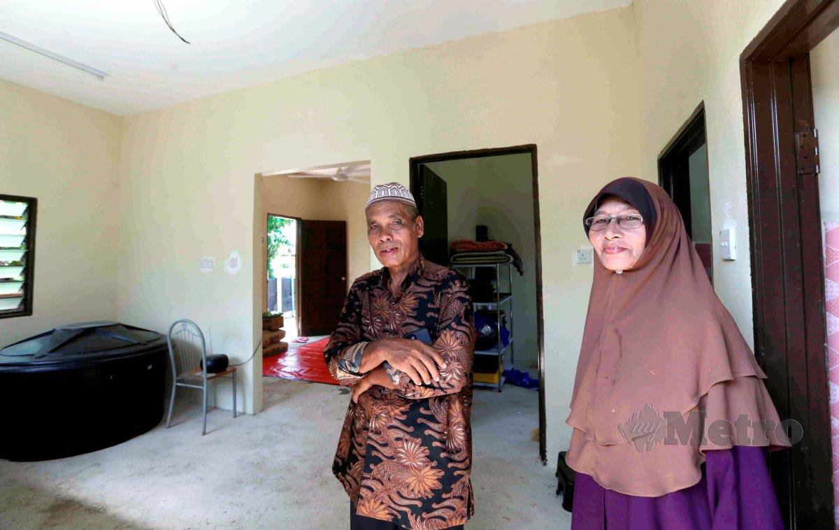 FADIL dan isteri Badariah Mohd Salleh bersyukur dapat memiliki rumah baharu.