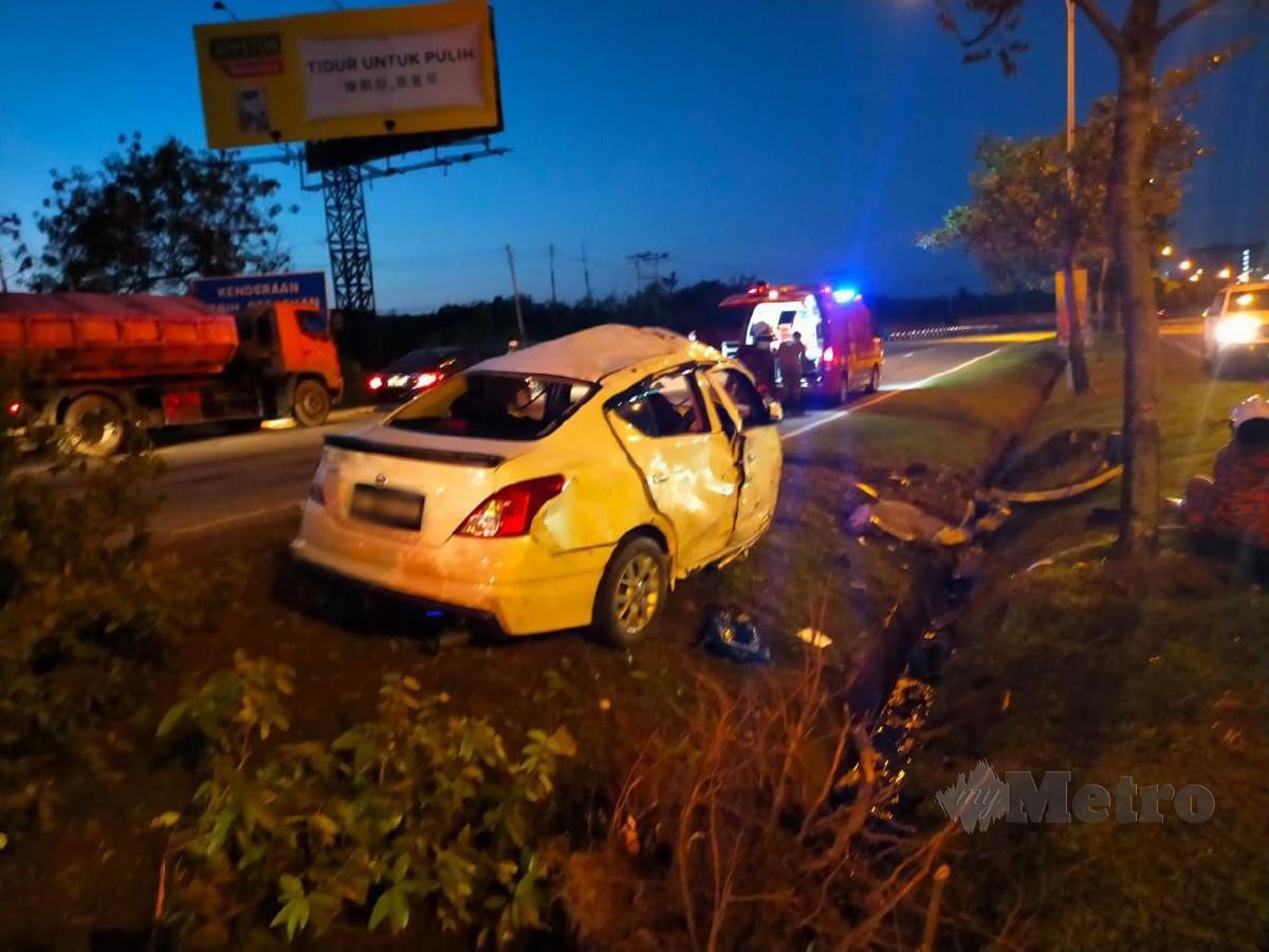 KEADAAN kereta mangsa yang terbabas sebelum merempuh pokok di pembahagi jalan. FOTO ihsan pembaca