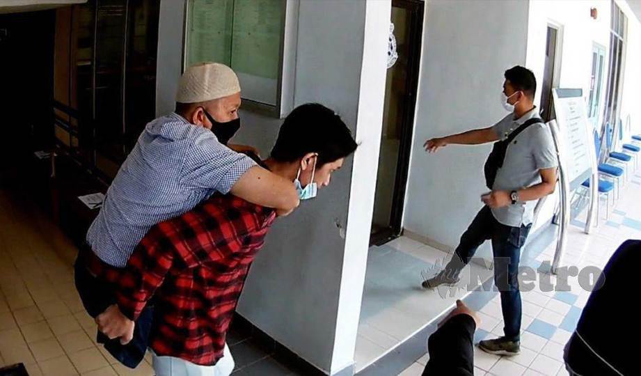 BEKAS peguam OKU, Tuah Jantan dikendung ketika dibawa di Mahkamah Sesyen Ayer Keroh atas tuduhan pecah amanah. FOTO Amir Mamat