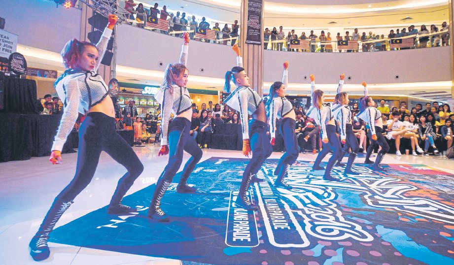 PERSEMBAHAN kumpulan Vyration Dance Crew pada pertandingan akhir Shuddup N Dance di Klang Parade.