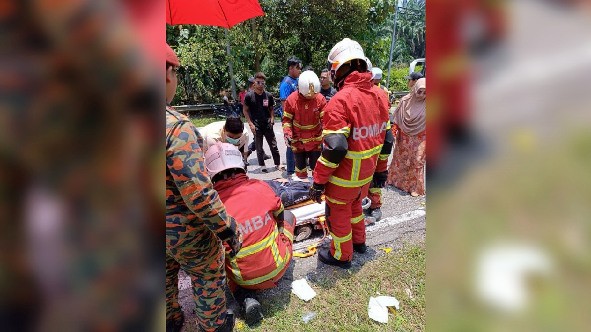 ANGGOTA bomba memberi rawatan awal kepada penunggang motosikal yang terbabit kemalangan di Kilometer 5 Jalan Sungai Choh - Bukit Beruntung, semalam. FOTO Ihsan Bomba