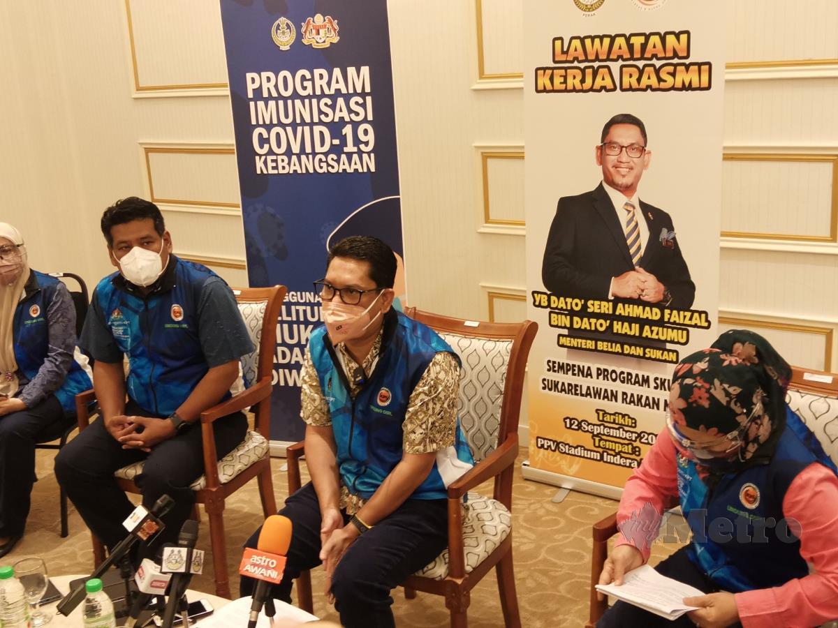 Ahmad Faizal (tengah) bercakap pada sidang media selepas membuat lawatan kerja di Pusat Pemberian Vaksin (PPV) Stadium Indera Mulia sempena Program Skuad Sukarelawan Rakan Muda Negeri Perak. FOTO BALQIS JAZIMAH ZAHARI