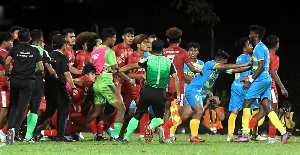 KEKECOHAN tercetus selepas pengadil melayangkan kad merah ke atas seorang pemain Wilayah Persekutuan ketika menentang  Pulau Pinang. FOTO Bernama 