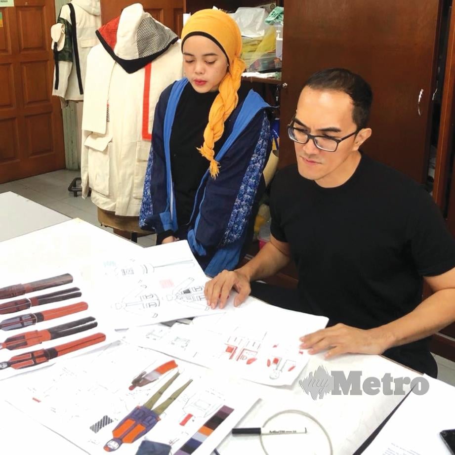 SENTIASA memberikan tunjuk ajar kepada generasi pelapis industri fesyen tempatan. FOTO: Rohanis dan ihsan Faizal Hamid