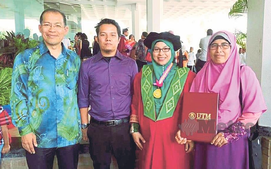 BERSAMA bapa (kiri), suami dan ibu selepas menerima ijazah doktor falsafah pada 2015.