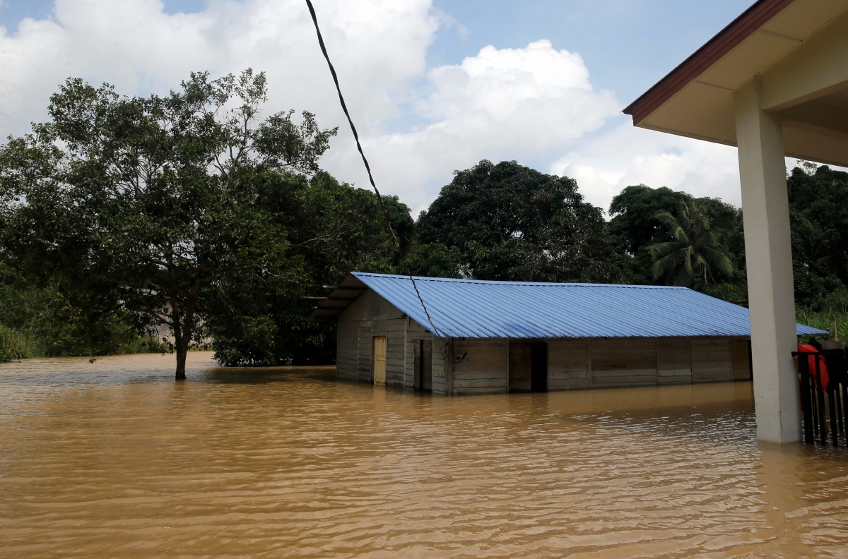 KEADAAN Banjir di Kampung Sungai Ganchong, Pekan, semalam. FOTO Farizul Hafiz Awang. 