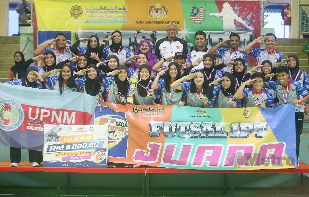 PEKAN (belakang, empat dari kanan) bersama pemain skuad UPNM yang muncul johan Liga Wanita bagi Liga Futsal IPT 2023, hari ini. FOTO MIKAIL ONG