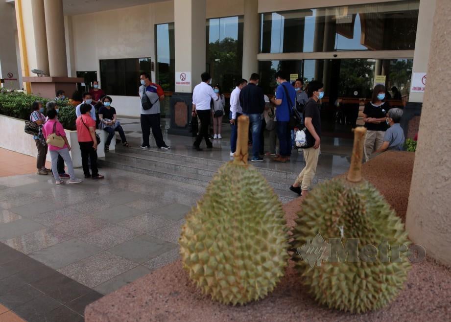 SEBAHAGIAN pengusaha kebun durian di Raub berkumpul di perkarangan Kompleks Mahkamah Indera Mahkota untuk menyerahkan permohonan semakan kehakiman di Mahkamah Tinggi pada 28 Ogos lalu. FOTO arkib NSTP 