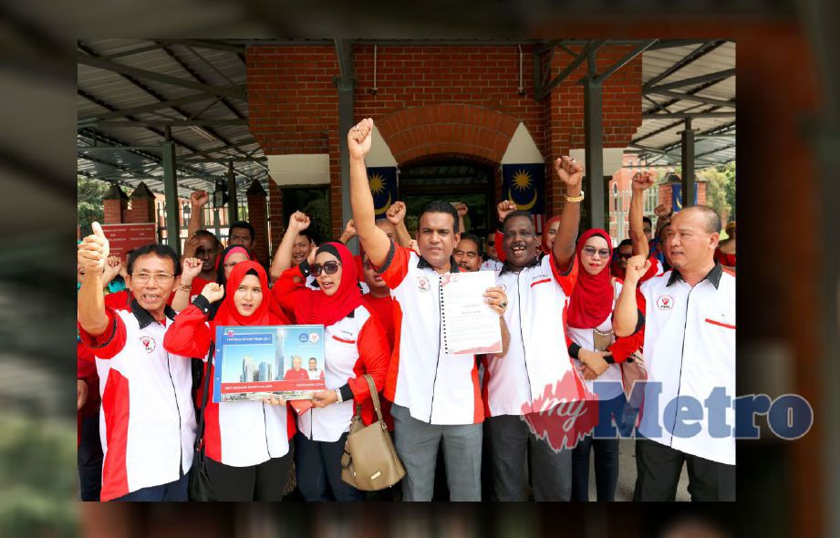 Presiden PEKIRA Datuk Mohd Ridzuan Abdullah (tengah) menunjukkan memorandum selepas menghantar memorandum kepada ROS bagi mempercepatkan kelulusan pendaftaran parti berkenaan di ROS Putrajaya. Gambar Ahmad Irham Mohd Noor.