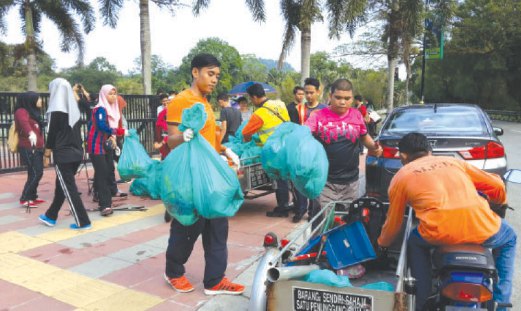 BERGOTONG-royong membersihkan Taman Tasik Taiping.