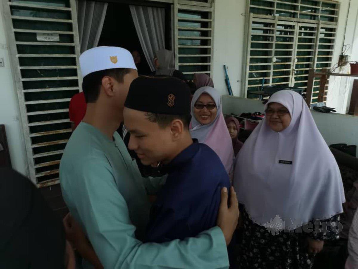 Muhammad Syahril menerima pelukan dan ucapan takziah Ahli Parlimen Bachok, Mohd Syahir Che Sulaiman. FOTO Nor Amalina Alias