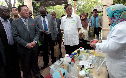 Ismail Sabri dan delegasi asing melihat demonstrasi membuat sabun daripada herba di MAEPS.