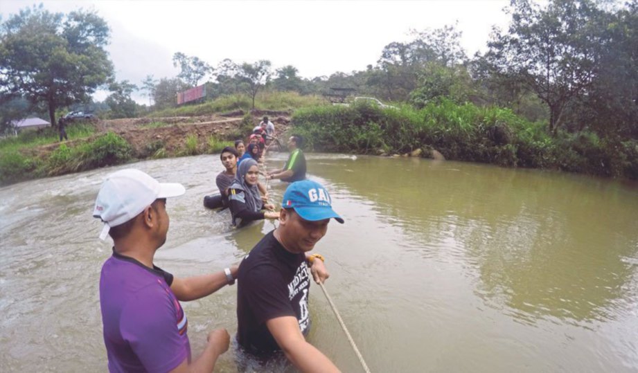 MERENTASI Sungai Ulu Kuantan menguji keberanian.