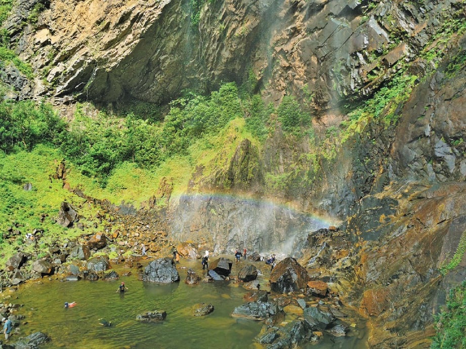 KEINDAHAN Air Terjun Pelangi Sungai Lembing yang mengasyikkan destinasi menarik trip hujung minggu .