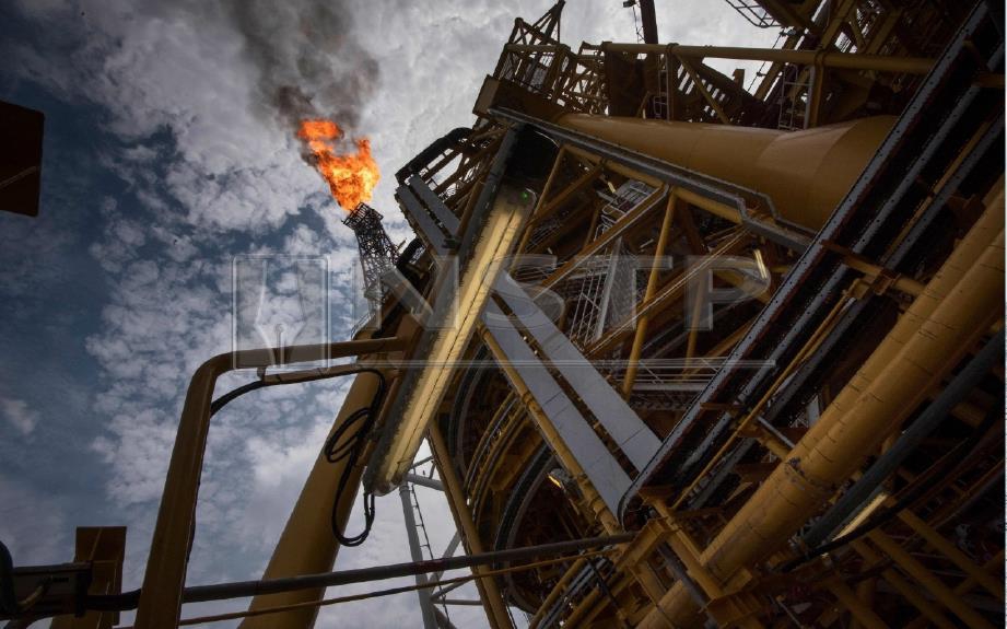 Malaysia menyertai negara OPEC lain untuk mengurangkan pengeluaran minyak dunia. FOTO AFP
