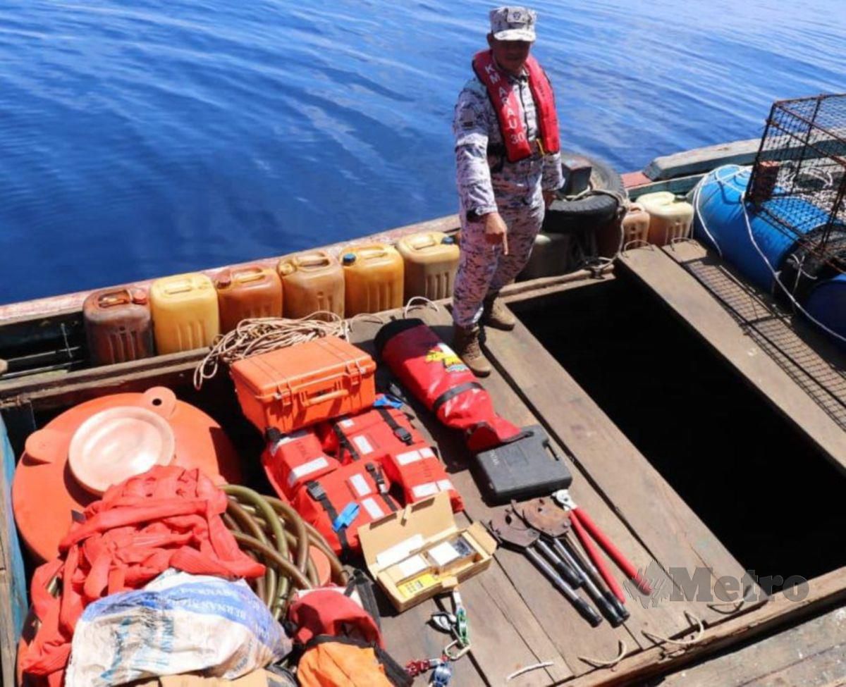 BOT nelayan asing ditahan Maritim Malaysia kerana disyaki mencuri peralatan di pelantar minyak di perairan Bintulu. FOTO ihsan Maritim Malaysia