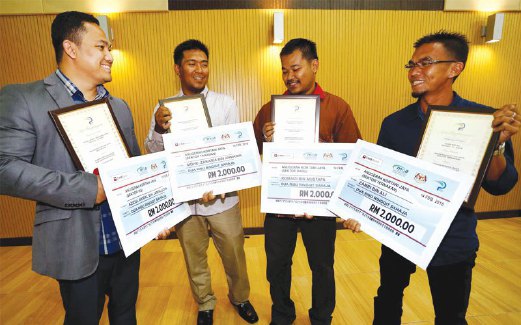 (DARI kiri) Azizul, Mohd Zakaria, Romaizi dan Zamri berkongsi pengalaman selepas menerima Anugerah Kor Tani Jaya.