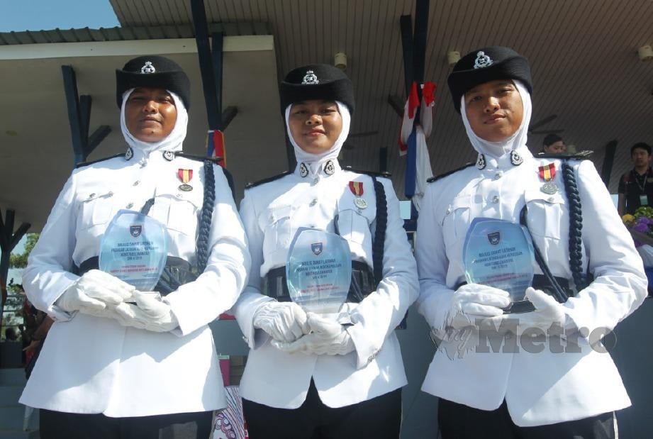PENERIMA Anugerah Pelatih Terbaik (dari kiri), Noraishah, Sakinah dan Nur Syahirah di Majlis Tamat Latihan Konstabel Wanita di PULAPOL Bukit Sentosa. FOTO Ezairi Shamsuddin