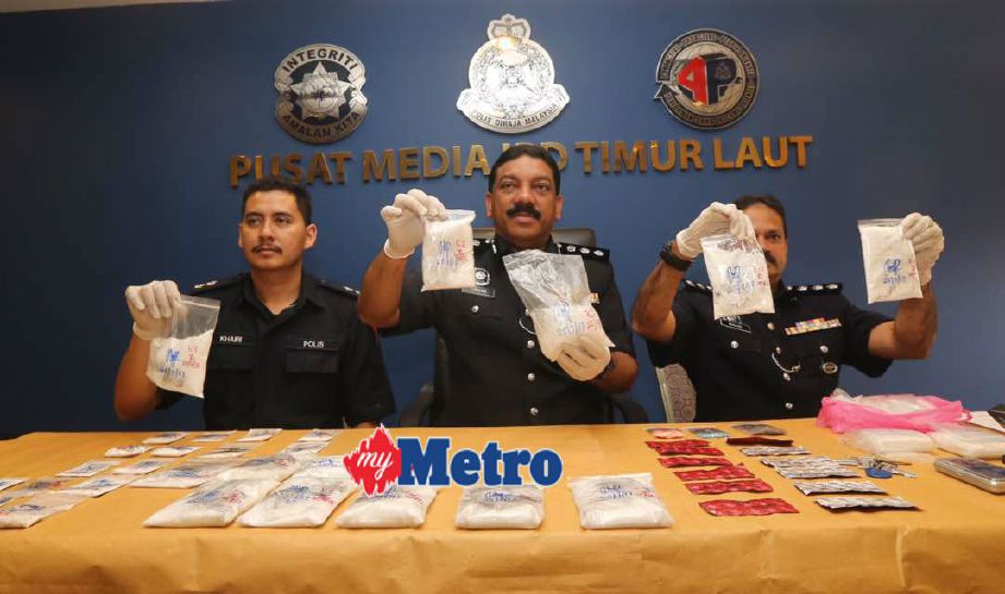 Anuar (tengah) menunjukkan dadah bernilai RM163,000 yang dirampas pada sidang media di Pusat Media Ibu Pejabat Polis Daerah Timur Laut. FOTO Danial Saad